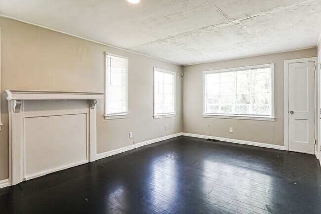 Foto del edificio - 925 Woodward Rd