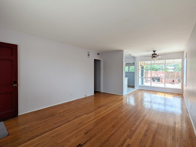 Building Photo - 432 E Fernfield Dr