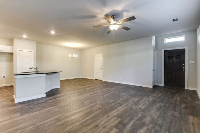 Foto del edificio - GORGEOUS 3 BEDROOM DUPLEX LOCATED IN MIDLO...