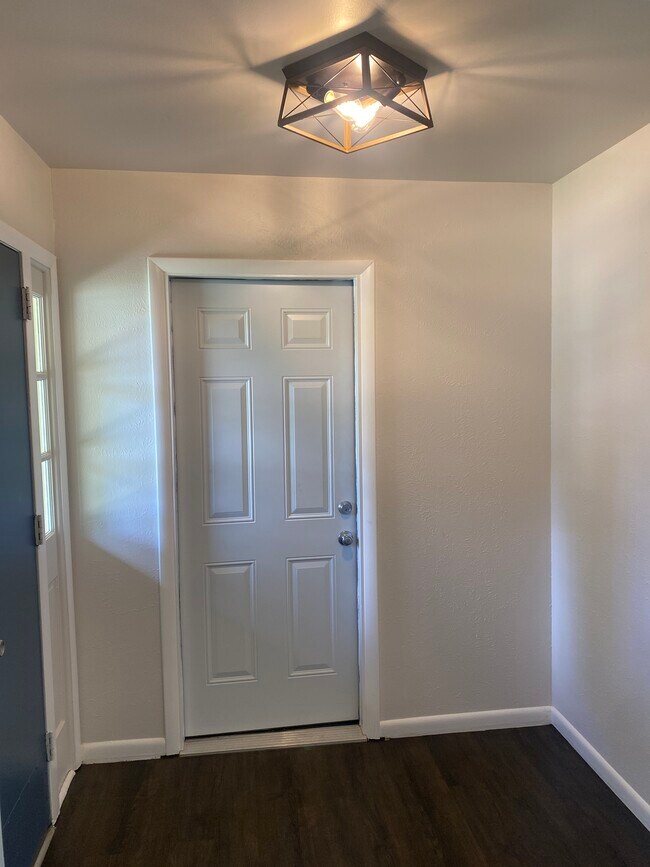 Building Photo - 4716 Phoenix Dr