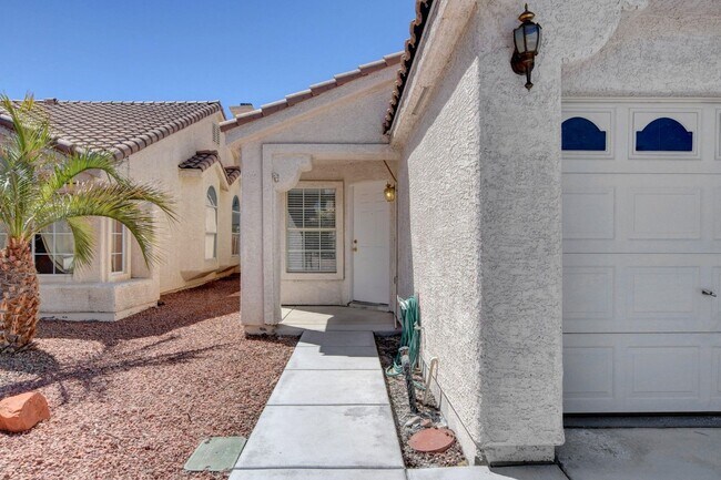 Foto del edificio - RARE Single Story, 3 Bedroom with 3 Car Garage in a GATED community!