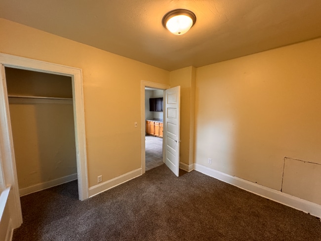 Building Photo - 806 S 32nd St