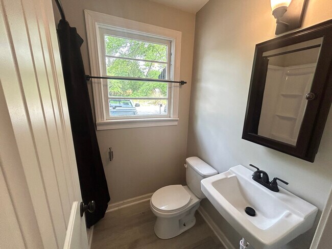 Building Photo - 1102 Rumar St