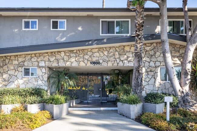 Entrada del edificio - Crenshaw Manor