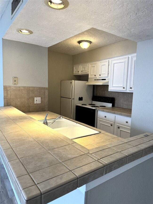 Foto del edificio - 12500 Melville Dr