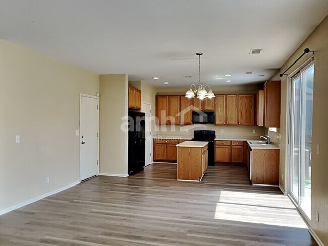 Foto del edificio - 15824 Robins Dr