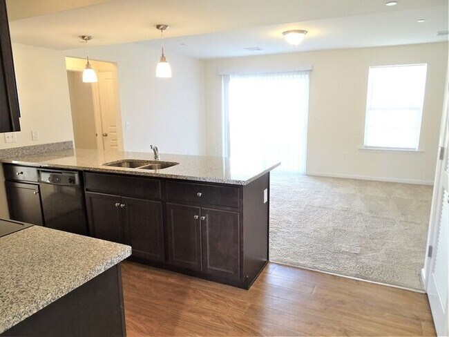 Building Photo - Generous-Sized 1 Bedroom, 2nd Floor Apartment