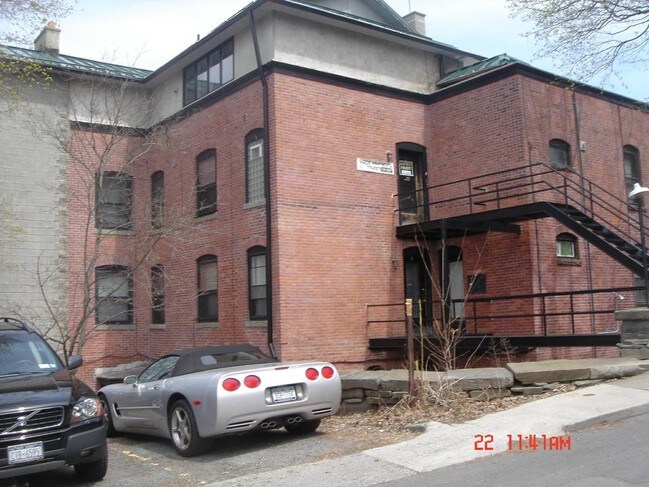 Foto del edificio - 120 Highland Pl