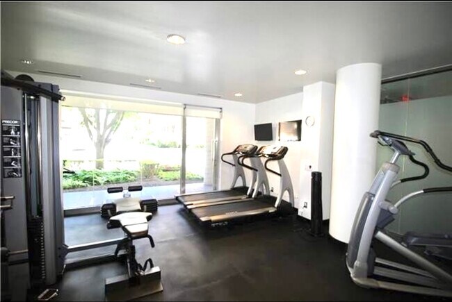 Foto del edificio - 803 W 48th St