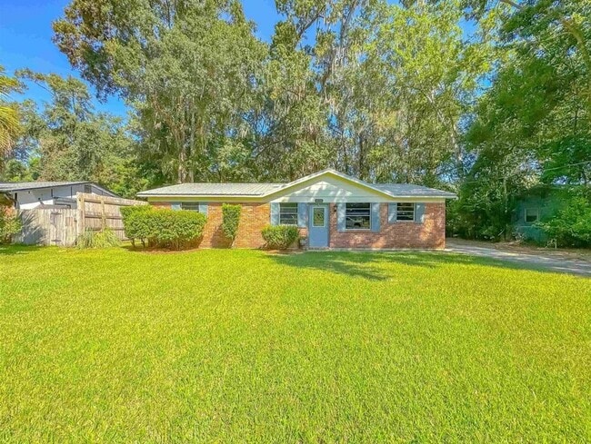 Building Photo - 2034 Harriet Dr