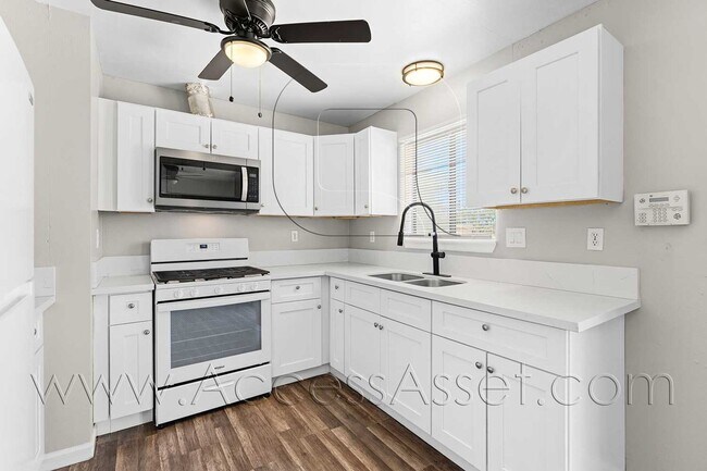 Foto del edificio - Single-Story 3BR Home with Garage & Fully Fenced Yard