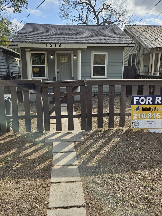 Foto del edificio - 1016 Center St