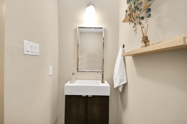 Foto del edificio - 4510 Inker St