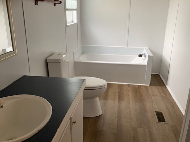 Building Photo - Available Now! 3 bed 2 bathroom