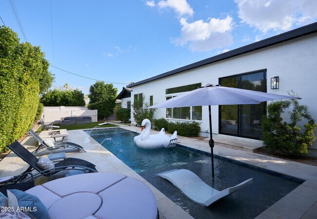 Foto del edificio - 8620 E Plaza Ave