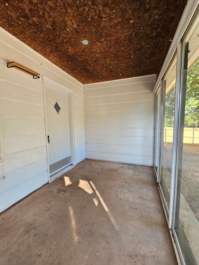 Foto del edificio - (3) Bed/(1) Bath in Purcell Avail NOWl!