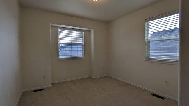 Building Photo - 6 Bed, 3 Bath Ranch, Finished Basement. A/C!