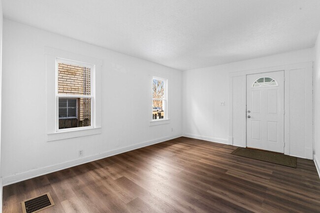 Building Photo - 3042 Greenwood Ave