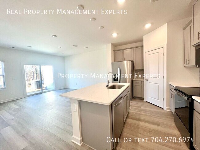 Foto del edificio - 8029 Hidden Spgs Trl