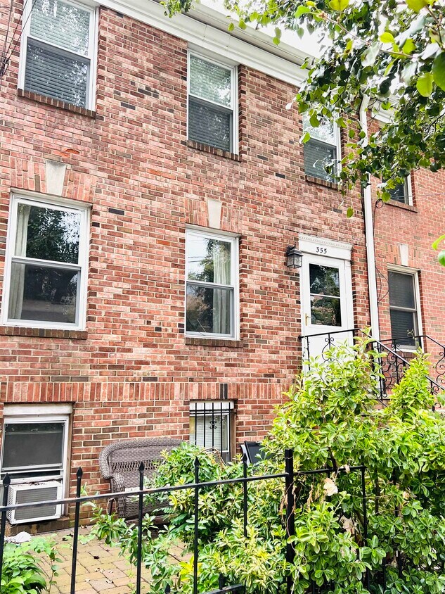 Primary Photo - 355 1st St