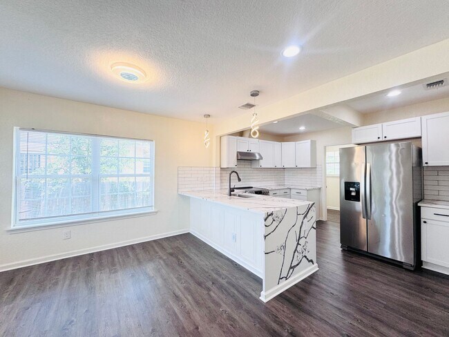 Foto del edificio - Beautiful, fully remodeled 3 bedroom, 2 ba...