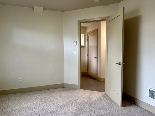 Building Photo - Enjoy pets and parking at this ideal townhouse