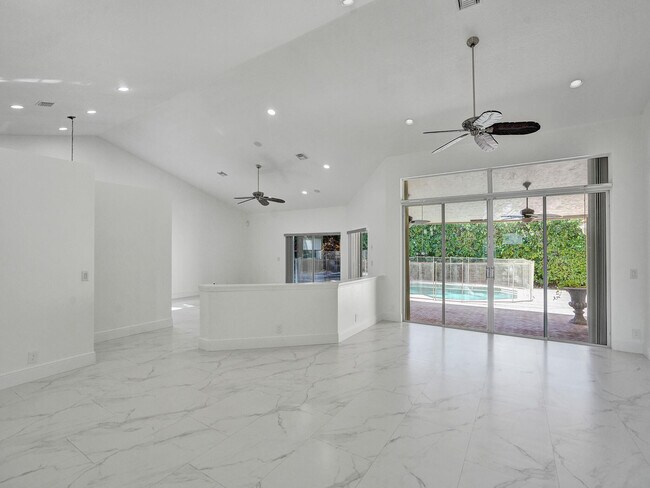 Building Photo - 762 Crescent Way