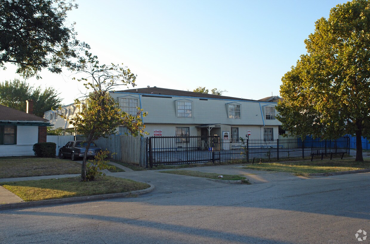 Building Photo - 3022 South Blvd
