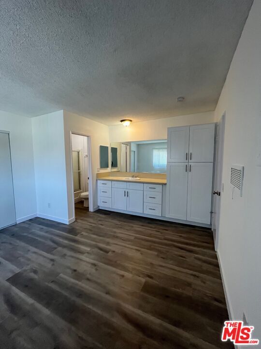 7055 Etiwanda Ave Unit 208, Los Angeles, CA 91335 Room for Rent in