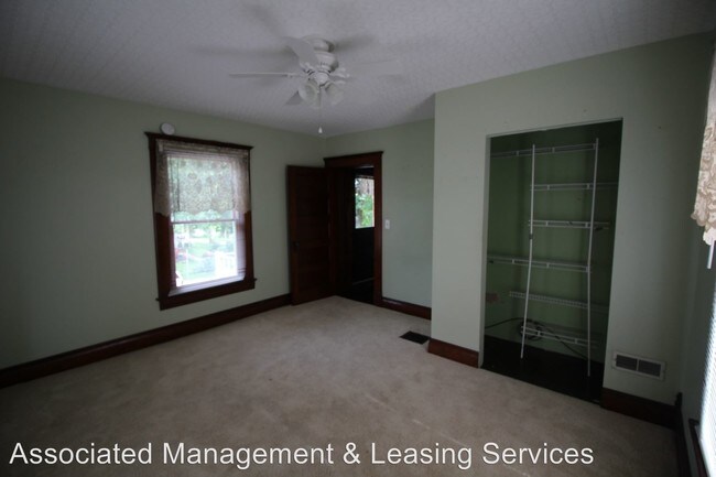 Building Photo - 418 S Oak St