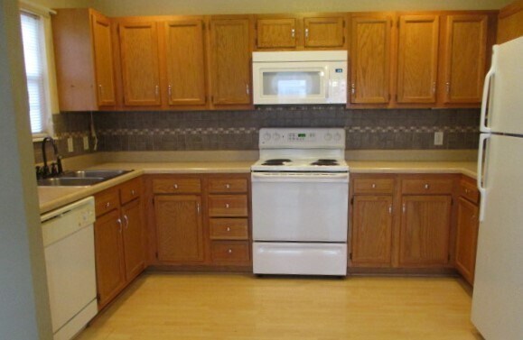 Building Photo - 3 Bed 2.5 Bath Fenced In Duplex, Waynesvil...