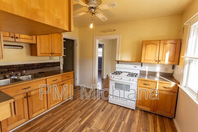 Foto del edificio - 422 N State St