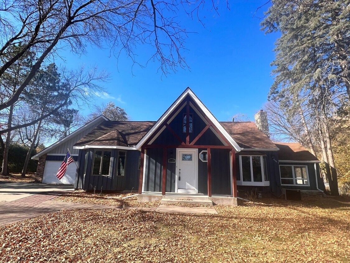 Primary Photo - GORGEOUS Executive Home For Rent!