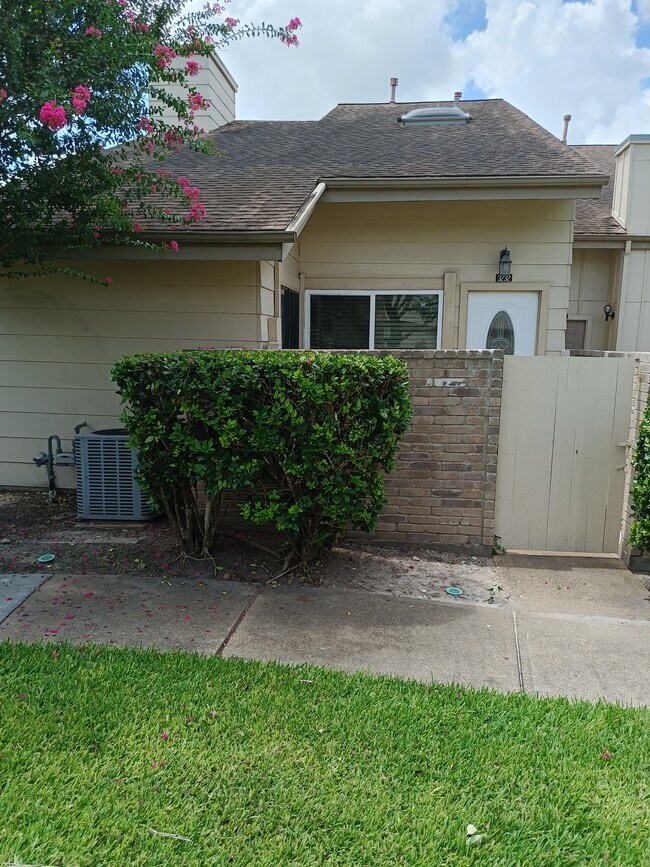 Una gran oportunidad le espera en esta casa adosada de 3 dormitorios y 1,5 baños, con un precio inferior al de viviendas similares. El aire acondicionado sopla frío. - 3232 Windchase Blvd
