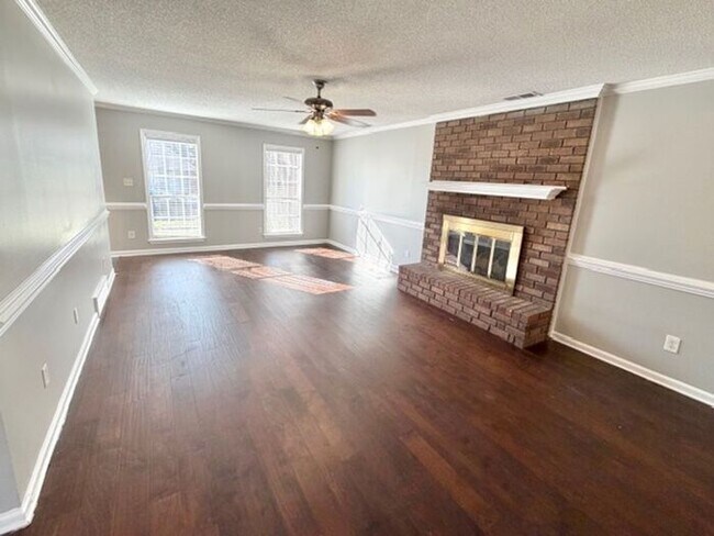 Foto del edificio - Available Now 5 Bedroom 2 Bath Home In Memphis