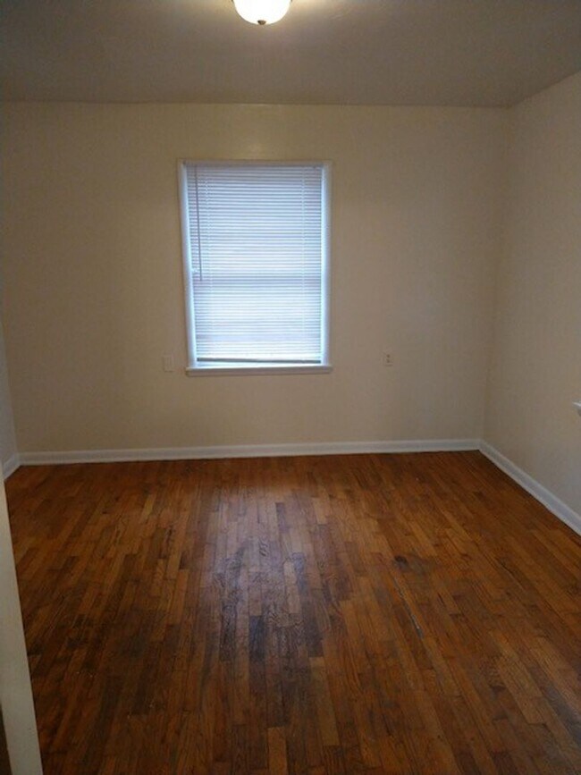 Building Photo - 2 bedroom