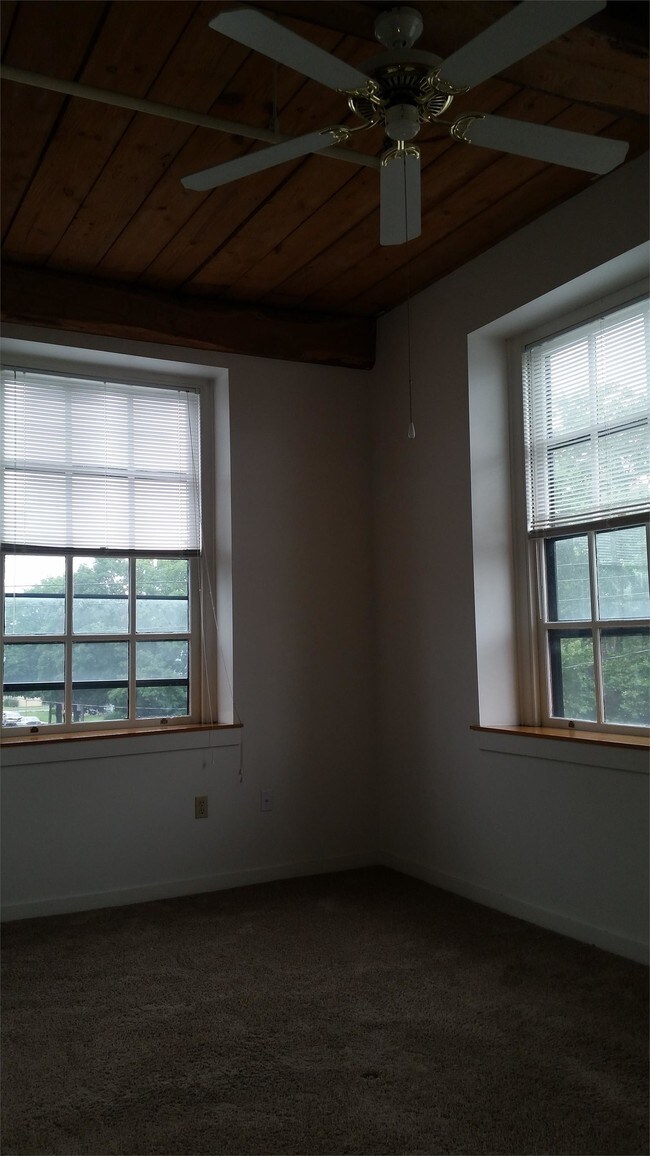 Building Photo - 201 N Chestnut St