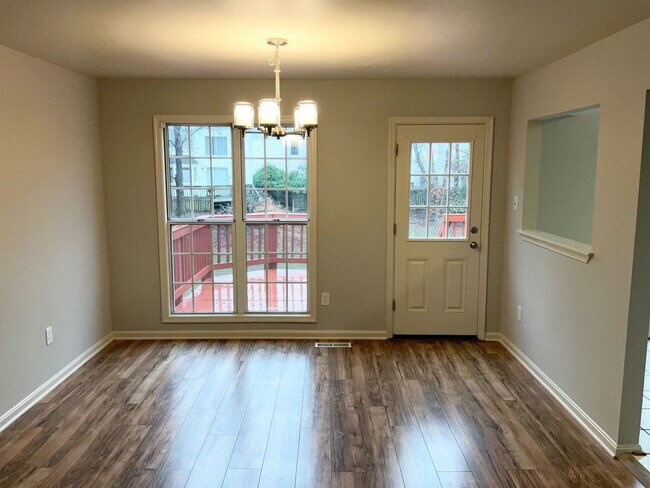 Foto del edificio - Very clean and well maintained 3BR 2.5BA single family home with large rear deck and 1 car garage