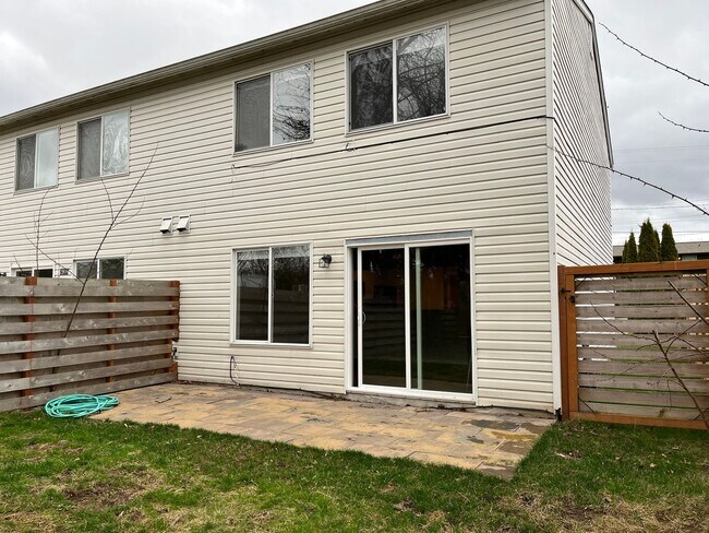 Foto del edificio - 3 Bed, 2 Bath Home- Fenced Back Yard!