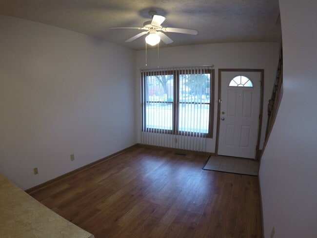 Building Photo - 302 N Chauncey Ave