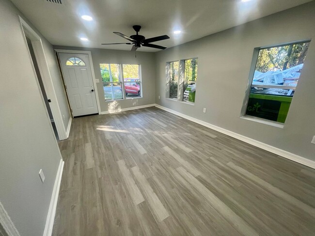 Foto del edificio - Charming, Fully Remodeled Home in Stark, FL