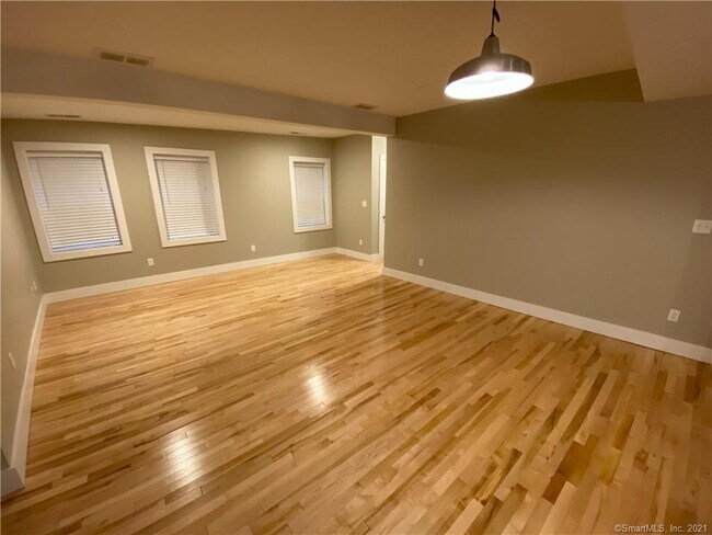 Building Photo - 320 Ashmun St