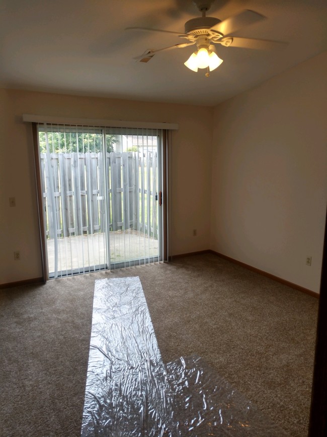 Foto del edificio - 737 Hilltop Ln