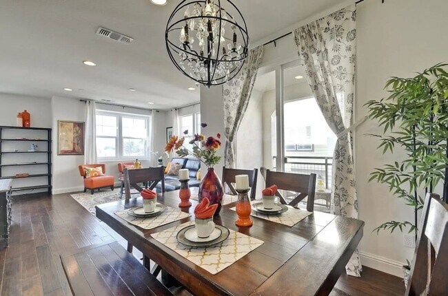 Foto del edificio - Beautiful 3 Bedroom 2.5 Bath End Unit Town...