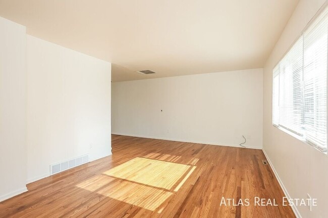 Building Photo - 649 Evanston St