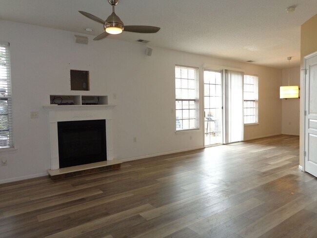 Building Photo - Tarleton Oaks