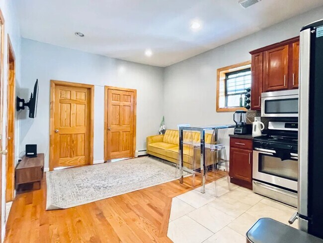 Foto del edificio - Furnished room/NOT APARTMENT