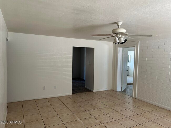 Foto del edificio - 1635 W Calavar Rd