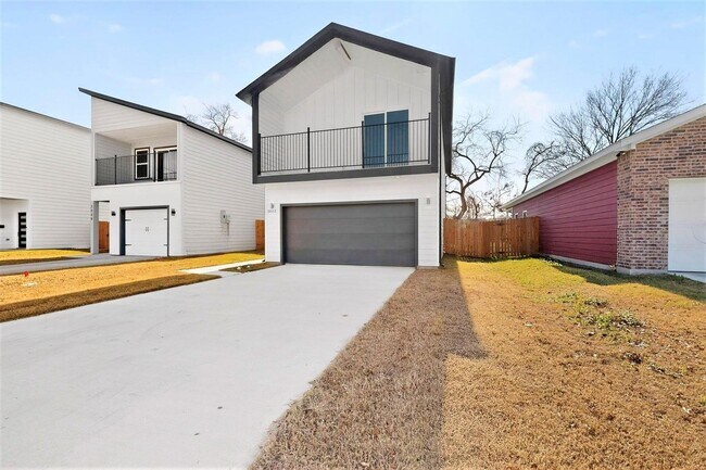 Foto del edificio - Newer Build with Open Concept, Balcony & Backyard