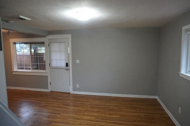 Foto del edificio - 3708 E 13th St